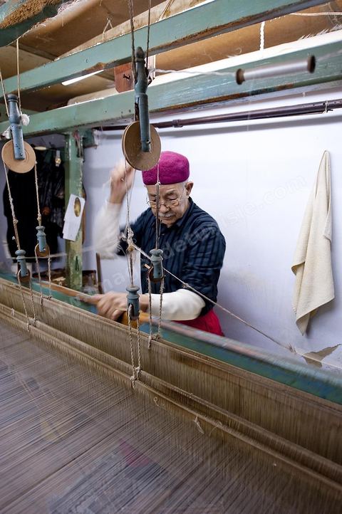 Artisan tisserand dans le quartier Halfaouine dans la medina de Tunis