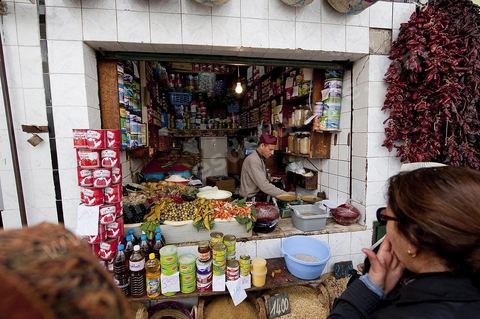 Boutique dasn le souk du quartier Halfaouine dans la medina de Tunis
