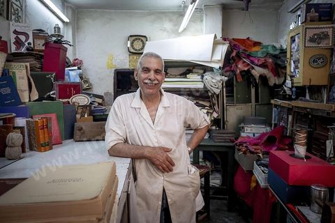 Mohamed Ben Sassi, dasn son atelier de reliure et dorure d'art dans la median de Tunis