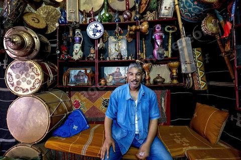 Salah El Ouerghi, maitre de stambali (musique soufi) dasn sa butique atelier de la rue du Pacha dans la median de Tunis
