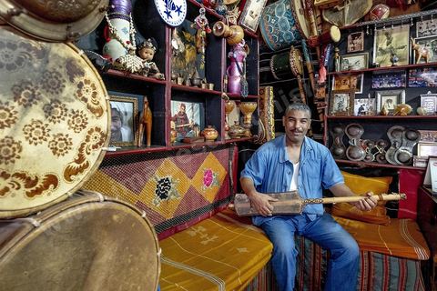 Salah El Ouerghi, maitre de stambali (musique soufi) dasn sa butique atelier de la rue du Pacha dans la median de Tunis