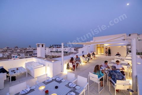 Le resaturant rooftop de l'hotel & spa Dar El Djeld, ouvert cet hiver, est le nouveau lieu chic et branché à fréquenté. Diner gastronomique sur les toi de la medina de Tunis.