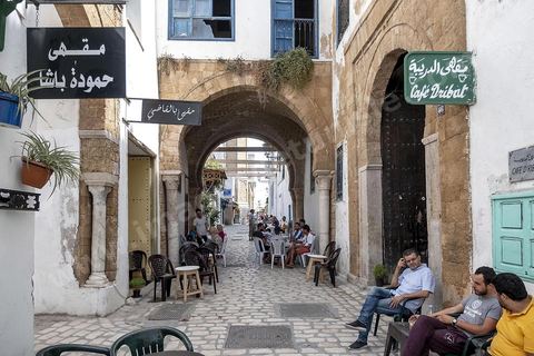 la rue Sidi Ben Arous au coeur de la medina de Tunis a fait partie du programme de rénovation de l'ASM et connait depuis une dynamique importante, concept store, cafés, hotels de charme, ...