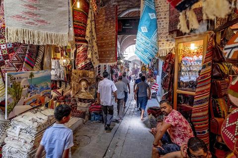 Souks et rues animées au coeur de la medina de Tunis