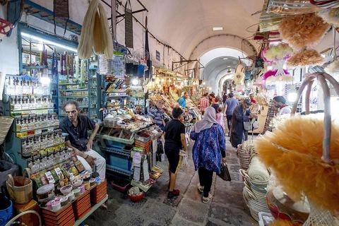 Souks et rues animées au coeur de la medina de Tunis