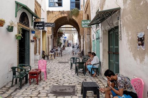 la rue Sidi Ben Arous au coeur de la medina de Tunis a fait partie du programme de rénovation de l'ASM et connait depuis une dynamique importante, concept store, cafés, hotels de charme, ...