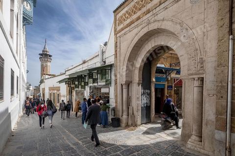 Ruelle de la medina de Tunis, entrée du souk el Bey et mosquée Hammouda Pacha 