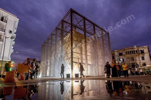 4 octobre 2017 : Dream City medina de Tunisie. Oeuvres de Nidhal Chamekh. Installation BARBED GATE : Au lendemain du 14 janvier 2011, les mesures de sécurité se sont renforcées dans la ville de Tunis. Ce qui était auparavant annoncé comme « mesures d’exception » s’est érigé en règle. Les fils barbelés et autres frontières font désormais partie du paysage urbain.Le choix d’intervenir sur Bab El Bhar correspond à la charge symbolique qu’elle a captée et les événements historiques qui l’ont façonnée tel un monument-frontière. Bab El Bhar est entièrement habillée en fil barbelé, confondant l’élément contrôlé et l’outil du contrôle. L’édifice imposant se retire au profit d’une silhouette fantomatique, remontant l’histoire d’une porte donnant sur la mer, rebaptisée Porte de France par les autorités coloniales et s’alignant aujourd’hui sur l’axe de la statue d’Ibn Khaldoun, celle de Bourguiba et l’Obélisque.