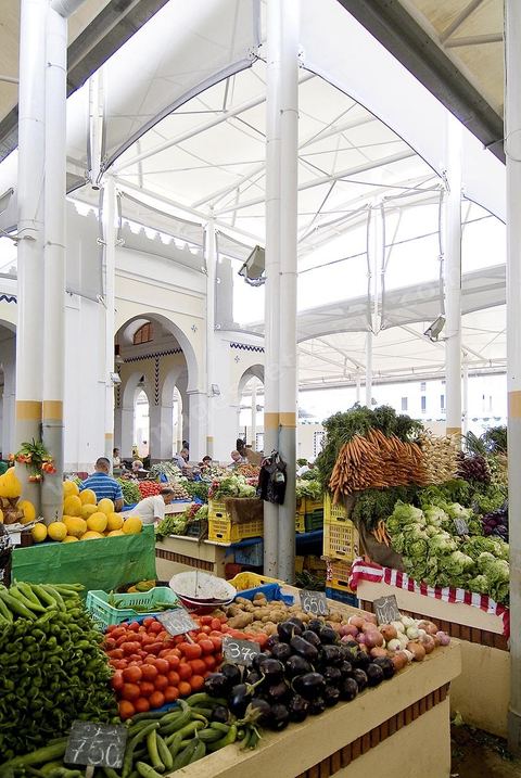 Le marché central de Tunis, marché aux légumes, poissons, fromages, boucheries et épiceries fines