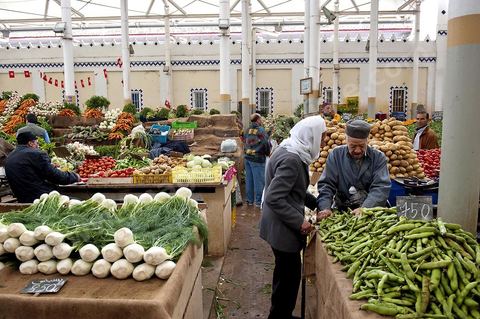 Le marché central de Tunis, marché aux légumes, poissons, fromages, boucheries et épiceries fines