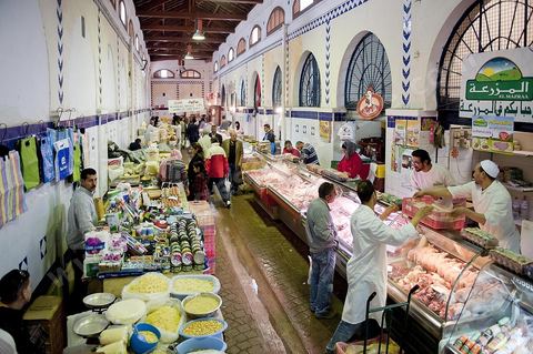 Le marché central de Tunis, marché aux légumes, poissons, fromages, boucheries et épiceries fines