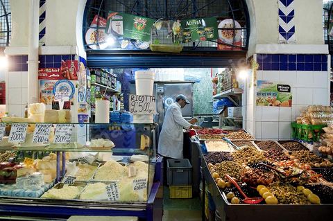 Le marché central de Tunis, marché aux légumes, poissons, fromages, boucheries et épiceries fines