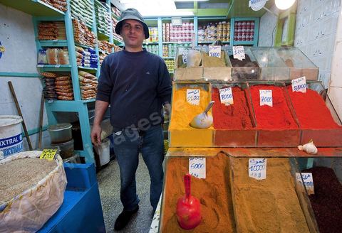 Le marché central de Tunis, marché aux légumes, poissons, fromages, boucheries et épiceries fines