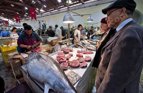 Le marché central de Tunis, marché aux légumes, poissons, fromages, boucheries et épiceries fines