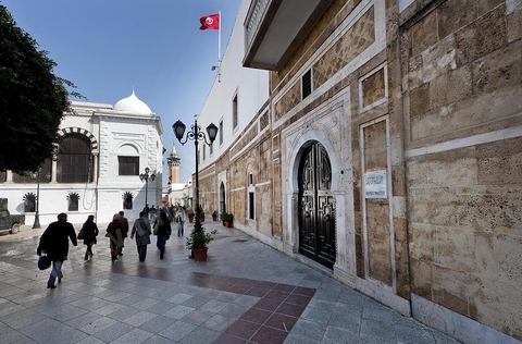 Place du Gouvernement et Palais du Premier Ministère, en haut de la medina de Tunis