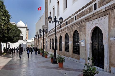 Place du Gouvernement et Palais du Premier Ministère, en haut de la medina de Tunis