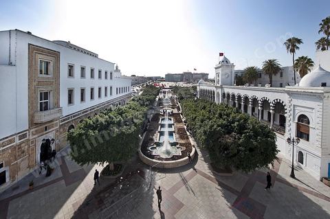 Place du Gouvernement et Palais du Premier Ministère, en haut de la medina de Tunis