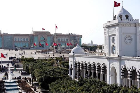Palais du Ministère des Finances sur la Place du Gouvernement en haut de la medina de Tunis, au fond place de la Kasbah et Mairie de Tunis