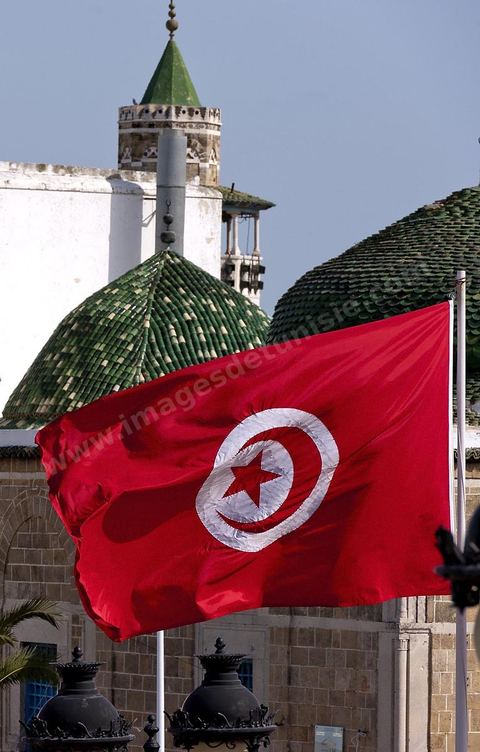Drapeau tunisien sur la place du Gouvernement en haut de la medina de Tunis