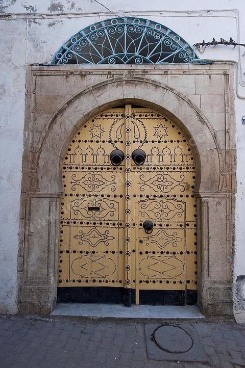 Porte traditionnelle de la medina de Tunis