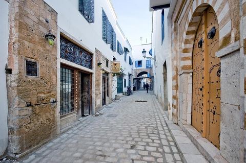 Chantier de restauration de la medina de Tunis, mise en valeur d'un circuit touristique de la medina de Tunis, harmonisation et restauration des façades, pavement des rues, valorisation du patrimoine, enfouissement des câbles électriques, éclairage des rues sur un parcours allant de la Kasbah à la place du Tribunal
