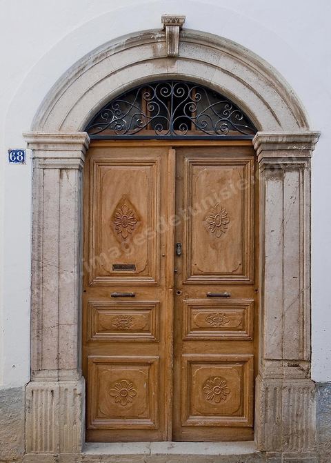 Chantier de restauration de la medina de Tunis, mise en valeur d'un circuit touristique de la medina de Tunis, harmonisation et restauration des façades, pavement des rues, valorisation du patrimoine, enfouissement des câbles électriques, éclairage des rues sur un parcours allant de la Kasbah à la place du Tribunal