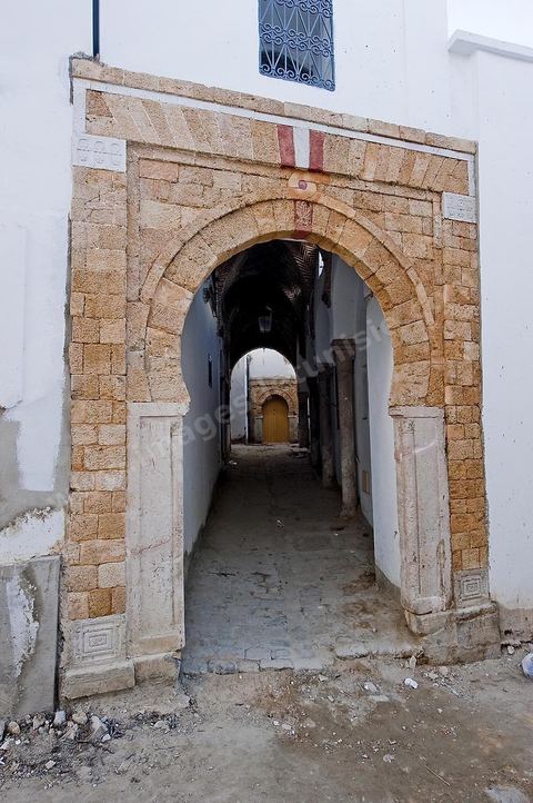 Chantier de restauration de la medina de Tunis, mise en valeur d'un circuit touristique de la medina de Tunis, harmonisation et restauration des façades, pavement des rues, valorisation du patrimoine, enfouissement des câbles électriques, éclairage des rues sur un parcours allant de la Kasbah à la place du Tribunal
