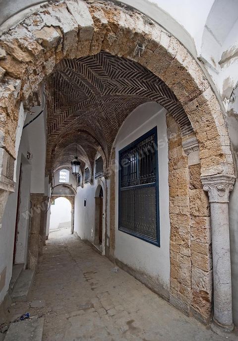 Chantier de restauration de la medina de Tunis, mise en valeur d'un circuit touristique de la medina de Tunis, harmonisation et restauration des façades, pavement des rues, valorisation du patrimoine, enfouissement des câbles électriques, éclairage des rues sur un parcours allant de la Kasbah à la place du Tribunal