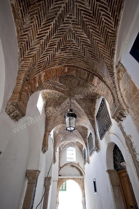 Chantier de restauration de la medina de Tunis, mise en valeur d'un circuit touristique de la medina de Tunis, harmonisation et restauration des façades, pavement des rues, valorisation du patrimoine, enfouissement des câbles électriques, éclairage des rues sur un parcours allant de la Kasbah à la place du Tribunal