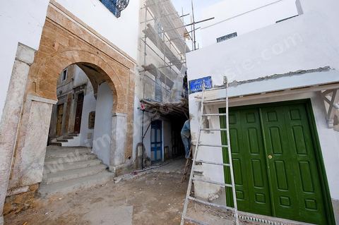 Chantier de restauration de la medina de Tunis, mise en valeur d'un circuit touristique de la medina de Tunis, harmonisation et restauration des façades, pavement des rues, valorisation du patrimoine, enfouissement des câbles électriques, éclairage des rues sur un parcours allant de la Kasbah à la place du Tribunal