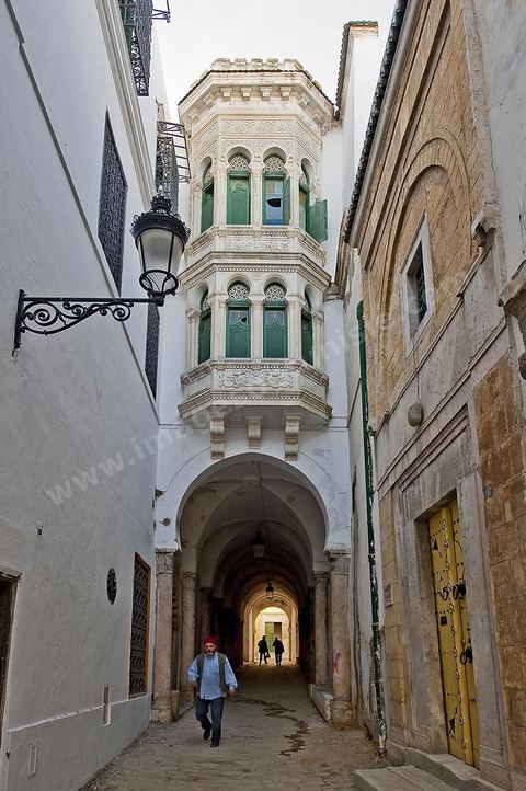 Chantier de restauration de la medina de Tunis, mise en valeur d'un circuit touristique de la medina de Tunis, harmonisation et restauration des façades, pavement des rues, valorisation du patrimoine, enfouissement des câbles électriques, éclairage des rues sur un parcours allant de la Kasbah à la place du Tribunal