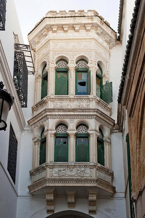 Chantier de restauration de la medina de Tunis, mise en valeur d'un circuit touristique de la medina de Tunis, harmonisation et restauration des façades, pavement des rues, valorisation du patrimoine, enfouissement des câbles électriques, éclairage des rues sur un parcours allant de la Kasbah à la place du Tribunal