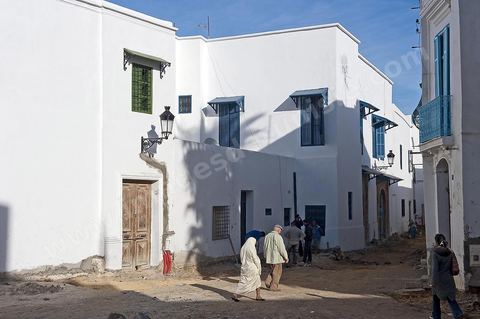 Chantier de restauration de la medina de Tunis, mise en valeur d'un circuit touristique de la medina de Tunis, harmonisation et restauration des façades, pavement des rues, valorisation du patrimoine, enfouissement des câbles électriques, éclairage des rues sur un parcours allant de la Kasbah à la place du Tribunal