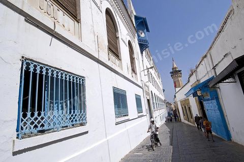 Rue le long du Souk des chéchias, avec au fond minaret mosquée Hammouda Pacha artisans, medina de Tunis