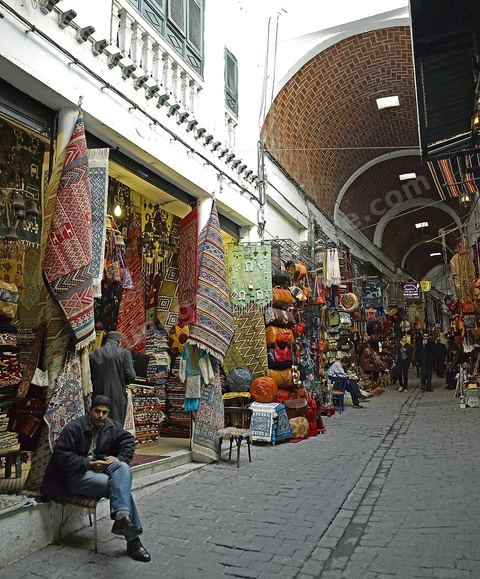 Boutiques de produits artisanat touristique et tapis dans le souk el Trouk de la medina de Tunis