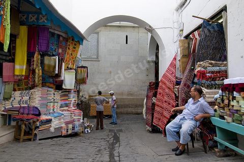 Boutiques de produits artisanat touristique et tapis dans le souk el Trouk de la medina de Tunis
