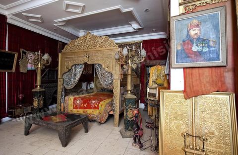 Chambre et lit beylicale dans une boutique de tapis de la medina de Tunis