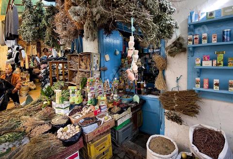 Souk des épices dans la rue des Teinturiers de la medina de Tunis