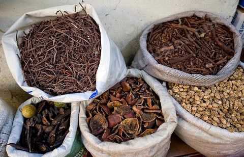 Souk des épices dans la rue des Teinturiers de la medina de Tunis