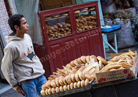 Vendeur de pains dans la rue des Teinturiers de la medina de Tunis