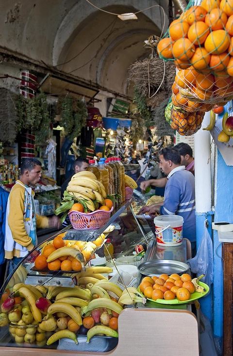 Vendeur de jus dans la rue des Teinturiers de la medina de Tunis