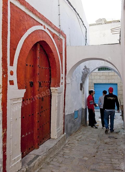 Rue du pacha dans la medina de Tunis porte rouge
