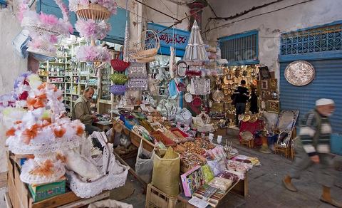 Le souk des Babouches ou Souk El Blaghjia avec les boutiques et ateliers de confection de Babouches traditionnelles dans la medina de Tunis