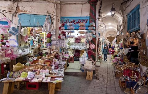 Le souk des Babouches ou Souk El Blaghjia avec les boutiques et ateliers de confection de Babouches traditionnelles dans la medina de Tunis