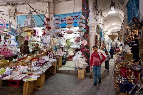 Le souk des Babouches ou Souk El Blaghjia avec les boutiques et ateliers de confection de Babouches traditionnelles dans la medina de Tunis