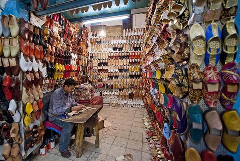 Le souk des Babouches ou Souk El Blaghjia avec les boutiques et ateliers de confection de Babouches traditionnelles dans la medina de Tunis