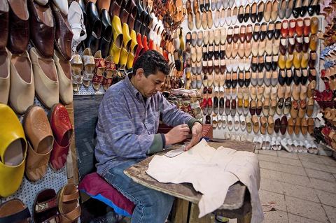 Le souk des Babouches ou Souk El Blaghjia avec les boutiques et ateliers de confection de Babouches traditionnelles dans la medina de Tunis