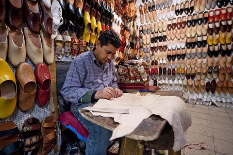 Le souk des Babouches ou Souk El Blaghjia avec les boutiques et ateliers de confection de Babouches traditionnelles dans la medina de Tunis