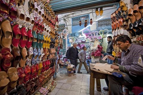 Le souk des Babouches ou Souk El Blaghjia avec les boutiques et ateliers de confection de Babouches traditionnelles dans la medina de Tunis