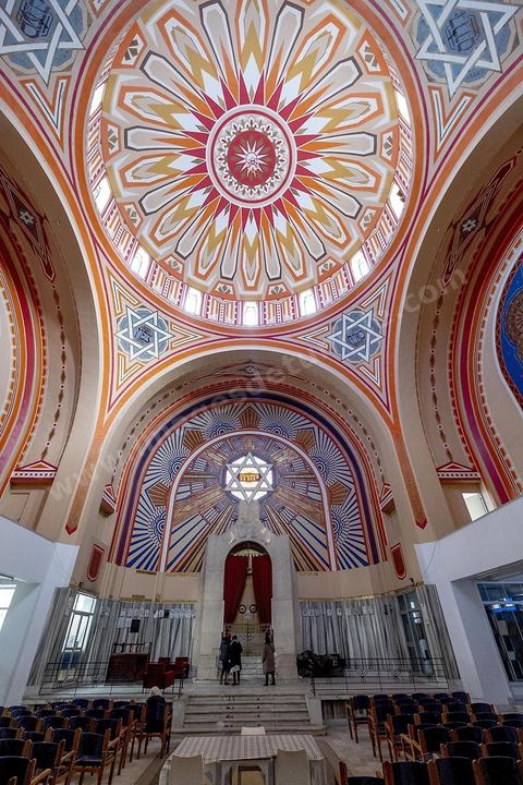 27 novembre 2018 : Les pélérins se rendent à la grande synagogue de Tunis pour des prières dans le cadre du pélerinage. Près de 300 pélerins juifs venus principalement de France pour assister au traditionnel pèlerinage sur la tombe de Rebbi Hai Taieb Lo Met. A l’occasion de ce pèlerinage, de nombreux Tunisiens de confession juive se rendent sur la tombe du rabbin ainsi que dans d’autres sanctuaires et lieux de culte juifs comme la Grande Synagogue de Tunis ou celle de la Goulette.